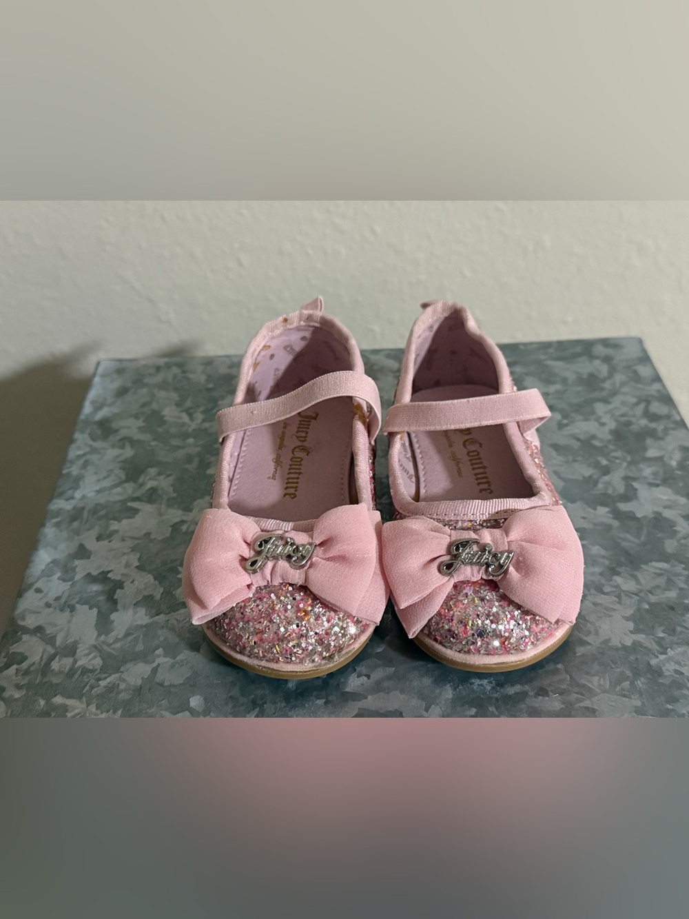 Juicy Couture Pink Glitter Bow Girls' Mary Jane Shoes, Size 6